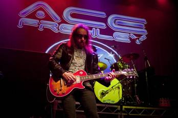 Foto de archivo del exguitarrista de la banda estadounidense de rock KISS Ace Frehley. EFE/TONY MCDONOUGH
