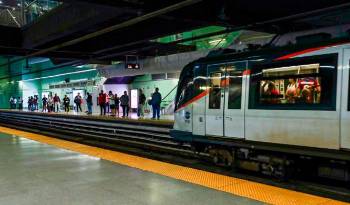Usuarios del Metro de Panamá esperan un tren en la estación 5 de mayo.