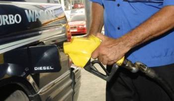 La gasolina de 91 octanos disminuirá también su precio en un centésimo