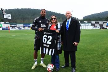 Embajadora de Panamá en Turquía, Karina Arias Fonseca de Gianotti (c) distingue a su compatriota Michael Amir Murillo como ejemplo para la juventud.