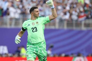 Dibu Martínez busca revalidar el Guante de Oro.