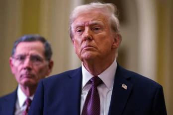 El presidente Trump declara la guerra a las “noticias falsas” y veta a tres medios