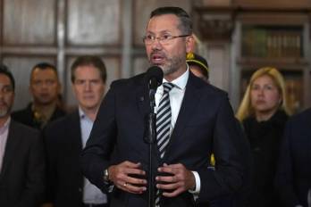 Ministro de Vivienda de Colombia desata polémica por aparecer en una playa tras el terremoto