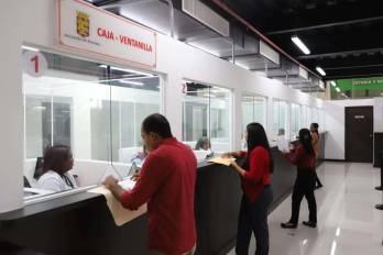 La Alcaldía de Panamá inicia la entrega de calcomanías del mes de octubre en el Edificio Hatillo.