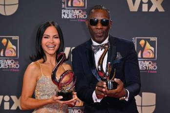 Natti Natasha y Nando Boom posan con sus premios en la sala de prensa durante la 38ª edición de Premio Lo Nuestro de Univision en el Kaseya Center el 19 de febrero de 2026 en Miami, Florida.