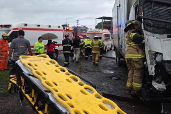 Bus con 44 pasajeros choca contra camión y volquete en La Chorrera