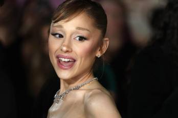 Fan se abalanza sobre Ariana Grande en la premiere de ‘Wicked: For Good’.