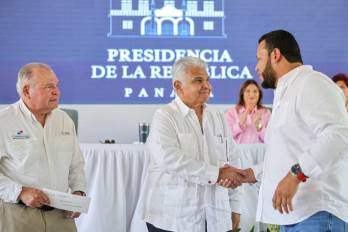 Presidente Mulino entrega contratos para nuevas carreteras en Panamá Oeste y Coclé