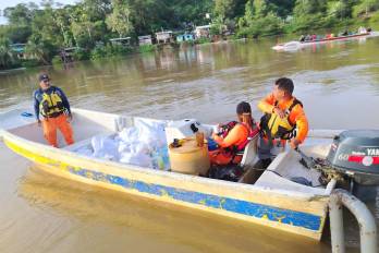 Autoridades envían asistencia humanitaria a comunidades afectadas en el río Tuira.