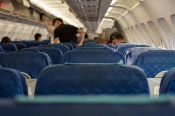 Imagen de una cabina de avión antes del vuelo.
