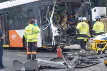 Bomberos rescatan a conductor tras choque entre metrobús y camión de aseo