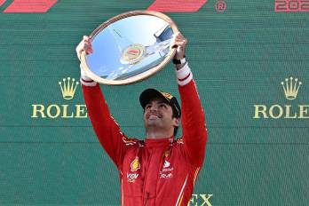 El español Carlos Sainz (Ferrari) celebra tras ganar este domingo el Gran Premio de Australia.