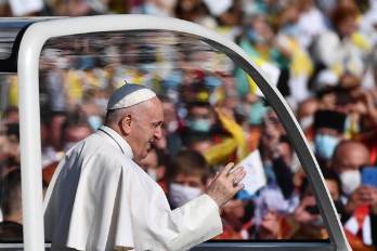 El papa Francisco en el papamóvil en una imagen de archivo.