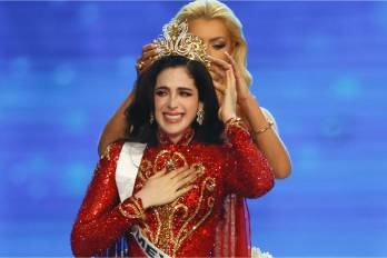 Miss México, Fátima Bosch, se corona como la nueva Miss Universo 2025.