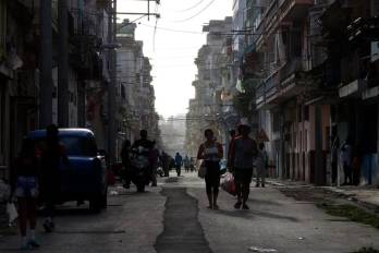 Crisis de combustible en Cuba impacta vuelos y turismo.