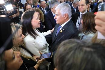 Presidente Mulino se reúne con María Corina Machado en el Congreso chileno.