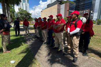Tras el terremoto, bomberos alistan inspecciones en edificios altos de Costa del Este.