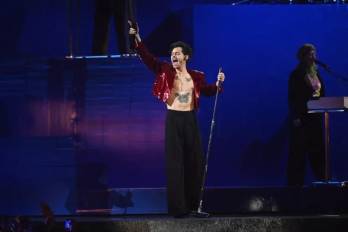 El cantante Harry Styles se desploma en pleno concierto y alarma a sus fans