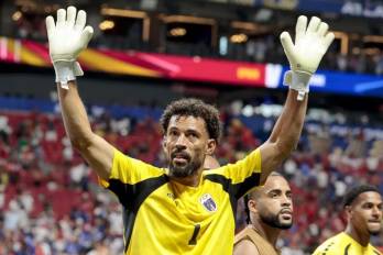 Vozinha demuestra que los héroes también usan guantes de portero