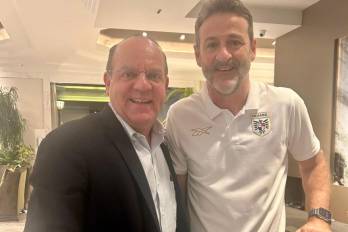 El presidente de la Cciap, Juan Arias, y el técnico Thomas Christiansen.