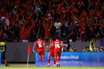 Gianni Infantino aplaude la clasificación de Panamá al Mundial 2026.