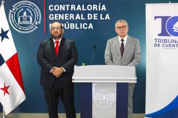 El magistrado presidente del Tribunal de Cuentas, Rainier del Rosario Franco y el contralor Anel Flores.