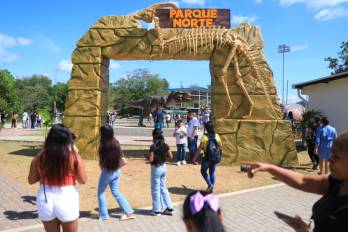 Tierra Jurásica atrae a chicos y grandes con dinosaurios en movimiento y sonido