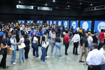 Miles se movilizan por empleo ante la alta demanda laboral en Panamá
