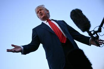 El presidente Donald Trump anunció un aumento significativo de los aranceles a India como represalia por comprar y revender petróleo ruso durante la guerra en Ucrania. La medida forma parte de una presión más amplia contra Rusia, mientras se acerca la fecha límite del ultimátum de Trump para un alto el fuego.