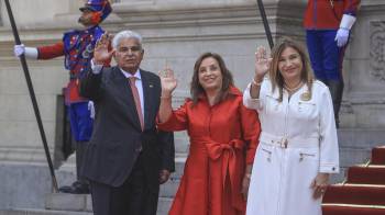 Fotografía cedida por la Presidencia de Perú del presidente de Panamá, José Raúl Mulino (i), su esposa Maricel Cohen de Mulino (d), y la presidenta de Perú, Dina Boluarte .