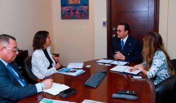 Reunión del ministro de Comercio e Industrias.