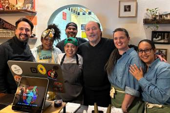 El cantautor panameño Rubén Blades (c), junto a personal del Cocotazo y Lin-Manuel Miranda, dramaturgo estadounidense de origen puertorriqueño (izq.)