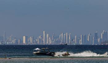 Turistas se bañan en la playa de la isla Taboga en la ciudad de Panamá, el 30 de marzo de 2024.
