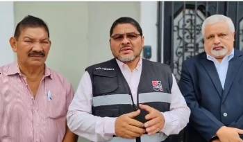 Genaro López, Saúl Méndez y el abogado Antonio Vargas luego de salir de la reunión.