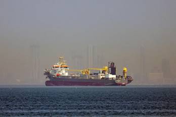 Un buque fondeado frente a la costa de Dubái, Emiratos Árabes Unidos, el 1 de marzo de 2026.