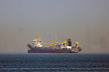 Un buque fondeado frente a la costa de Dubái, Emiratos Árabes Unidos, el 1 de marzo de 2026.
