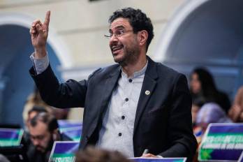 El senador Iván Cepeda, oficializa su candidatura presidencial en Colombia.