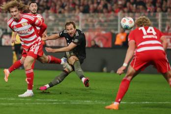El jugador del Bayern Harry Kane logra un gol durante el partido de la Bundesliga que han jugado Union Berlín y Bayern Múnich.