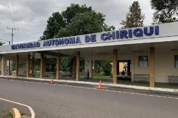 Candanedo fue cesada por iniciativa de la rectora Etelvina Medianero de Bonagas.