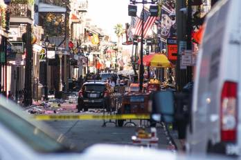 La Policía vigila después de que un automóvil atropellara a una multitud en Nueva Orleans, Luisiana, EE.UU., el 1 de enero de 2025.