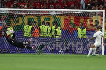 El portero Diogo Costa durante la tanda de penales contra Eslovenia.