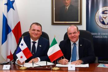 Vittorio de Sanctis de Ferrari, presidente de la CAMIP (i) junto a Juan Alberto Arias Strunz, presidente de la CCIAP (d).