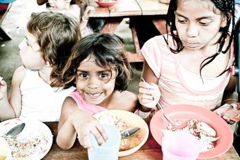 Mientras se priorizan licitaciones tecnológicas millonarias, 482,000 estudiantes del sector público enfrentan la pobreza infantil sin acceso al programa de almuerzos escolares del Meduca.