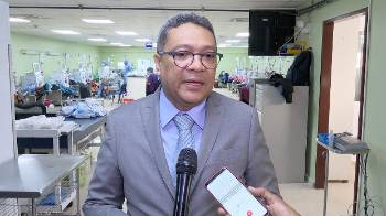 El director de la CSS, Dino Mon, durante su visita al Centro de Atención Integral para Pacientes Renales (CAIPAR), ubicado en la provincia de Colón.