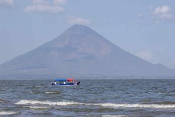 Una embarcación de turistas navega en el lago cocibolca frente al volcán concepción de la isla de Ometepe este jueves, en la ciudad de Rivas, Nicaragua.