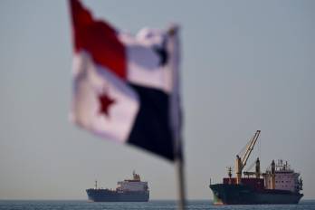 Buques de carga esperan cruzar el Canal de Panamá en el lado Pacífico, el 2 de marzo de 2024.