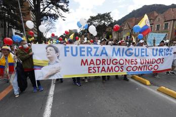 Personas se manifiestan durante la Marcha del silencio este domingo, en Bogotá