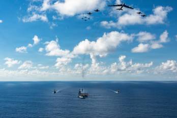 Rivers destacó que el despliegue militar incluye el portaaviones Gerald Ford, el más grande de la flota de la Marina estadounidense.