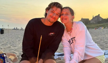 La pareja anunció su relación en 2021 y su compromiso en 2023 lo que causó gran sorpresa debido a la corta edad de ambos