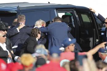 El expresidente de EE.UU., Donald Trump, es evacuado del mitin en Butler, Pensilvania.